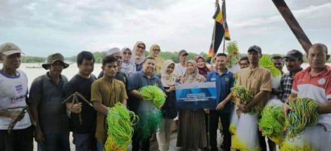 program_tjsl_nelayan_belawan_terima_bantuan_alat_tangkap_kepiting