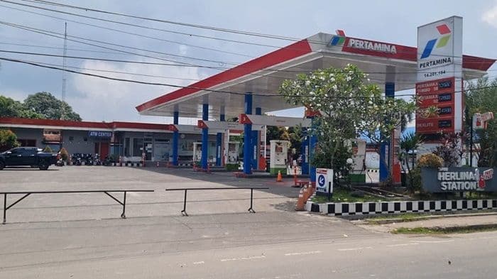 viral_karyawan_spbu_di_medan_terekam_cctv_curi_uang_rp68_juta