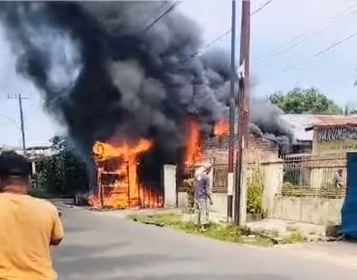 bengkel_tambal_ban_di_sunggal_dilalap_api_videonya_viral_di_medsos