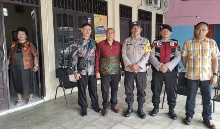 polisi_disiagakan_selama_ibadah_kenaikan_isa_almasih_di_gereja_kota_tebing_tinggi