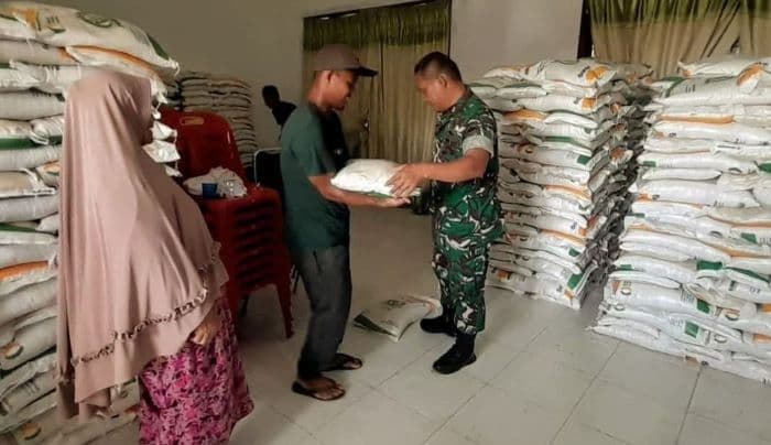 3852_keluarga_di_kecamatan_gebang_terima_bantuan_beras_dari_pemerintah_