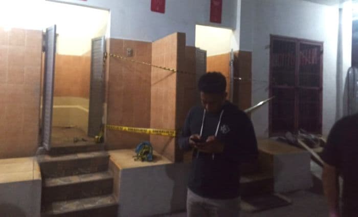 polisi_selidiki_penyebab_pria_lansia_asal_medan_tewas_di_toilet_spbu_balige