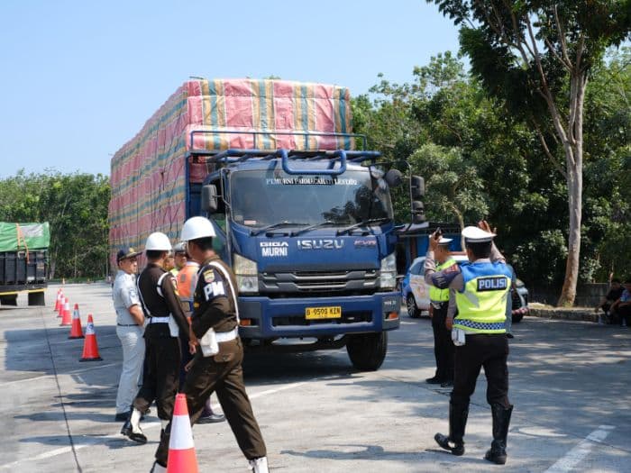 jasamarga_kualanamu_tol_tertibkan_kendaraan_odol_16_truk_overload_ditindak