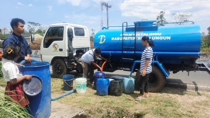 kemarau_panjang_pdam_tirtalihou_distribusikan_air_bersih_ke_warga_di_raya