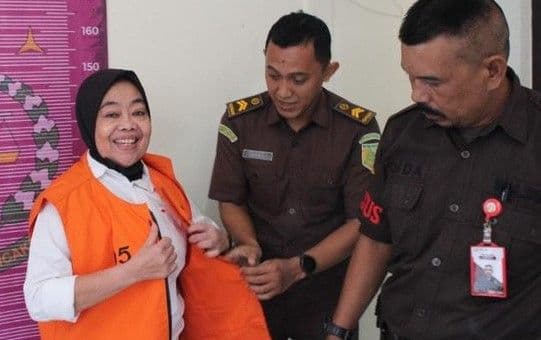 senyum_di_balik_rompi_tahanan_kisah_kades_cikujang_korupsi_dana_desa_rp500_juta