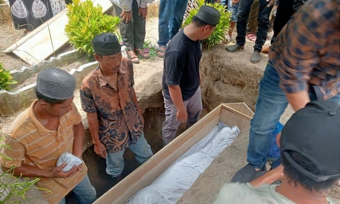 tangis_ayah_kandung_warnai_pemakaman_mahasiswa_umn_korban_kecelakaan_kkn