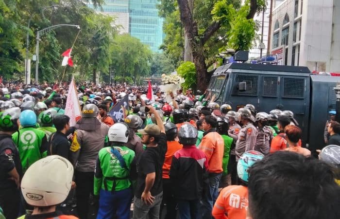 aksi_di_dprd_sumut_memanas_ratusan_ojol_terlibat_bentrok_dengan_polisi