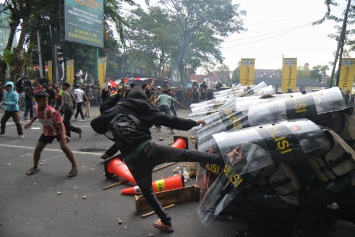 aksi_damai_mahasiswa_di_dprd_sumut_berujung_ricuh