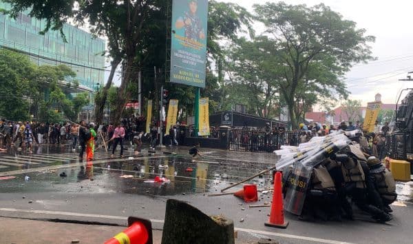 breaking_news_unjuk_rasa_reformasi_polri_di_dprd_sumut_ricuh_