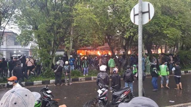 kericuhan_demo_ojol_dan_mahasiswa_di_dprd_jabar_rumah_dibakar_dan_bom_molotov_dilemparkan