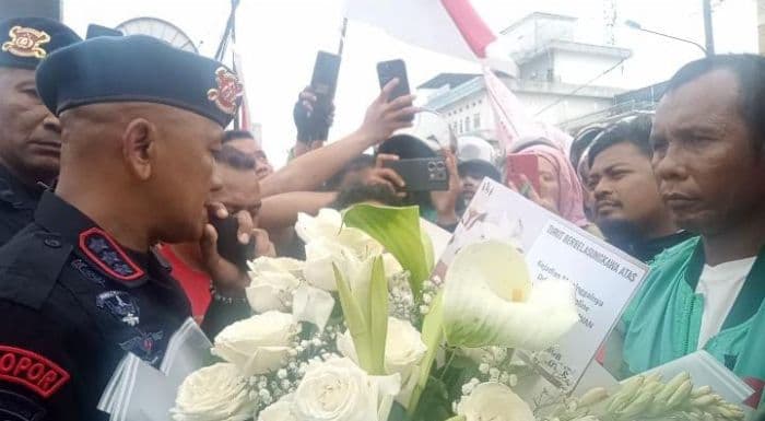 doa_dan_karangan_bunga_warnai_aksi_damai_ojol_di_mako_brimob_polda_sumut