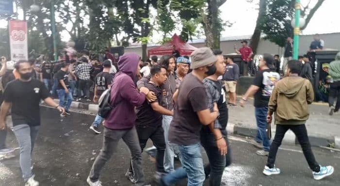 empat_pria_diamankan_di_jalan_kejaksaan_massa_teriakkan_jangan_dipukul