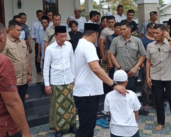 jokowi_salat_jumat_di_masjid_rumah_dinas_gubernur_sumut_
