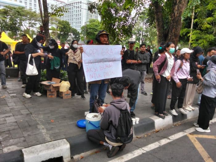 kopi_gratis_untuk_massa_aksi_di_dprd_sumut_bukan_untuk_polisi