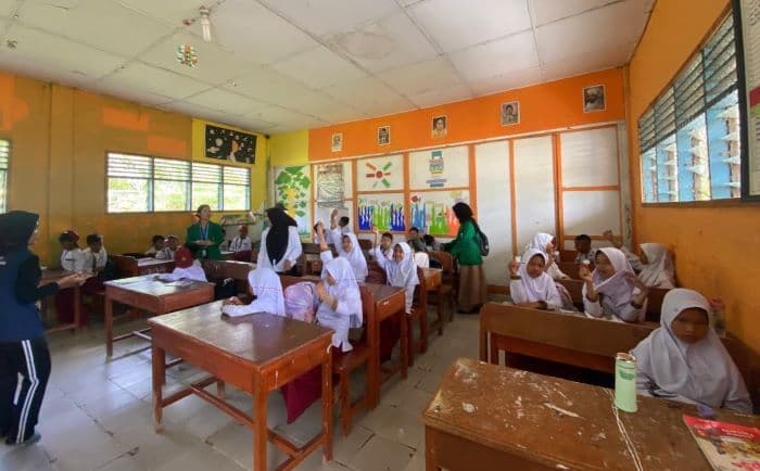 mahasiswa_uinsu_dan_petugas_kesehatan_salurkan_obat_cacing_di_desa_gambus_laut