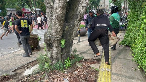 massa_demo_di_dprd_sumut_rusak_trotoar_dan_hujani_polisi_dengan_batu