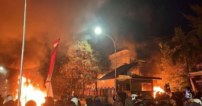 massa_ricuh_di_dprd_makassar_kendaraan_dan_pos_jaga_dibakar_saat_rapat_apbd_perubahan