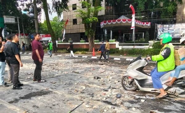 pasca_ricuh_batu_dan_besi_berserakan_di_jalan_polisi_alami_lukaluka