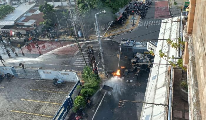 polisi_pukul_mundur_massa_aksi_hingga_simpang_jalan_kejaksaan