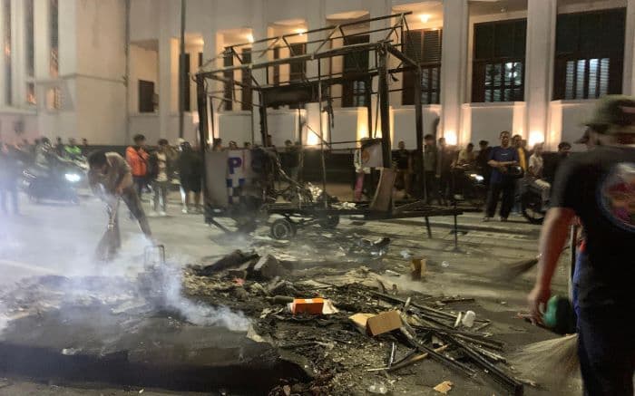 pos_polisi_di_balai_kota_medan_dibakar_massa_saksi_mahasiswa_teriak_bakar