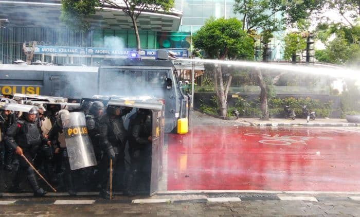 ratusan_remaja_bentrok_dengan_polisi_warga_sekitar_histeris_ketakutan_