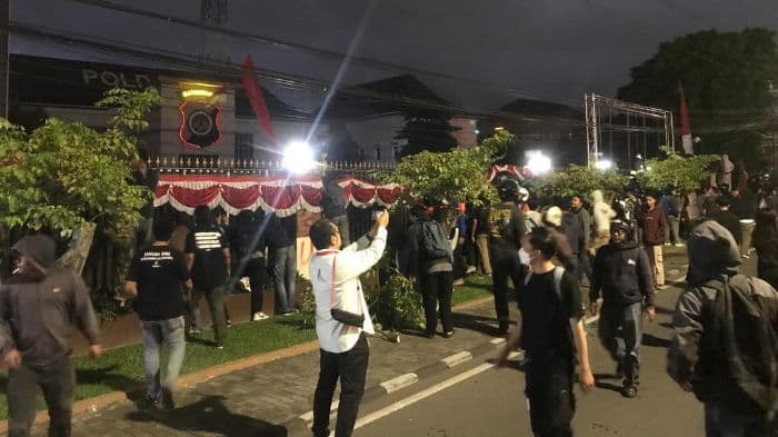 ricuh_di_polda_diy_mobil_dibakar_dan_gedung_terbakar_saat_demonstrasi