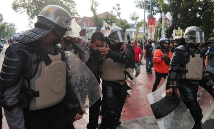 sejumlah_polisi_pingsan_saat_amankan_demonstrasi_ricuh_di_medan_