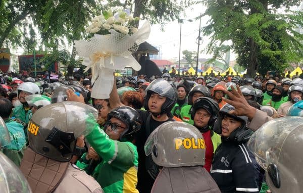 sempat_ricuh_ratusan_ojol_tuntut_keadilan_dan_bawa_bunga_duka_ke_dprd_sumut