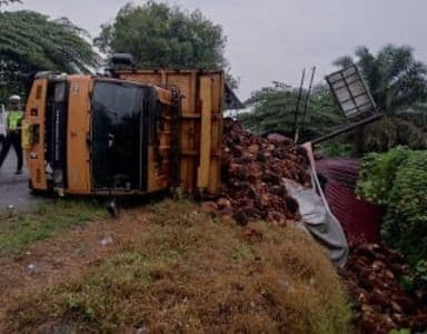 truk_terbalik_timpa_warung_di_batu_bara_akibat_pengemudi_mengantuk