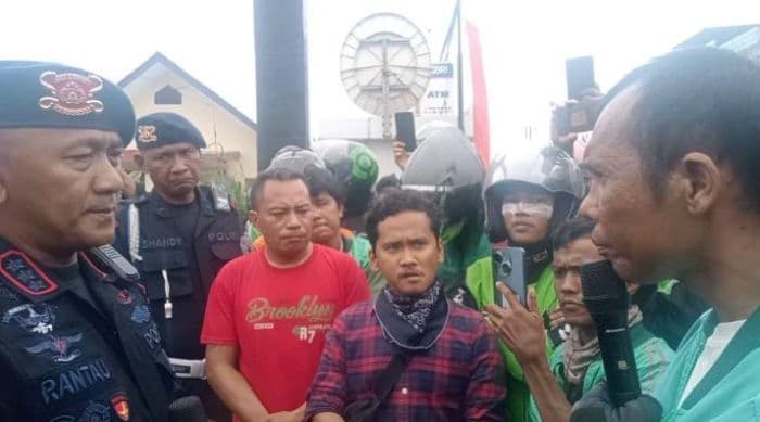tuntut_keadilan_ratusan_ojol_gelar_aksi_damai_di_mako_brimob_polda_sumut_