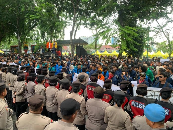 tuntut_reformasi_polri_ratusan_mahasiswa_unjuk_rasa_di_gedung_dprd_sumut