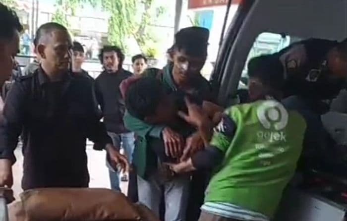 unjuk_rasa_ricuh_di_dprd_sumut_lima_demonstran_terluka_dilarikan_ke_rs_malahayati
