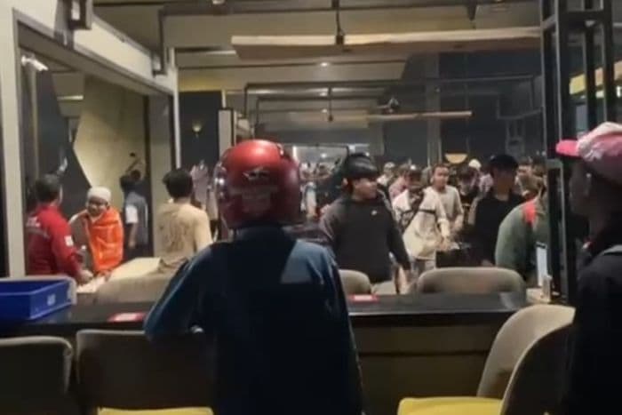 video_massa_masuk_mal_atrium_senen_hoaks_polisi_imbau_warga_tidak_terprovokasi