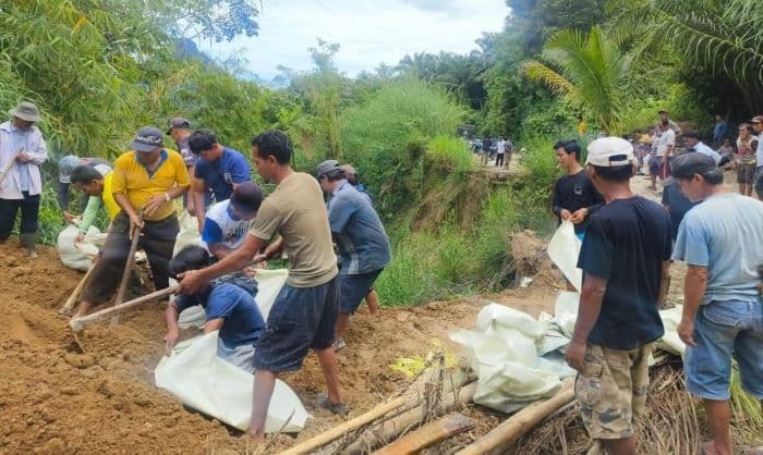 jalan_longsor_di_siporkas_simalungun_pemrovsu_pastikan_bangun_permanen_tahun_depan_