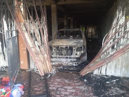 kebakaran_di_siantar_timur_juga_hanguskan_tiga_mobil_dan_satu_motor_diduga_korsleting_listrik