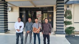 oknum_polisi_di_sergai_diduga_aniaya_dan_rusak_mobil_warga_pakai_kelewang