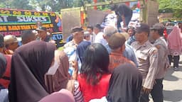 ratusan_warga_di_langkat_berdesakan_ambil_bantuan_beras_dari_vihara