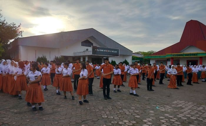 arahan_kemendikdasmen_smk_negeri_8_medan_terapkan_program_senam_pagi