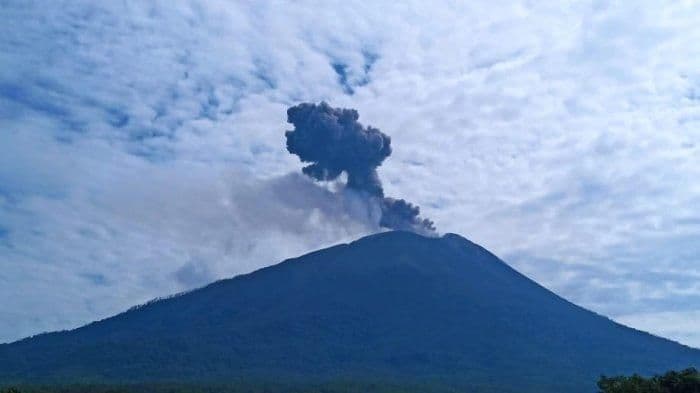 gunung_ile_lewotolok_meletus_empat_kali_warga_diminta_waspada