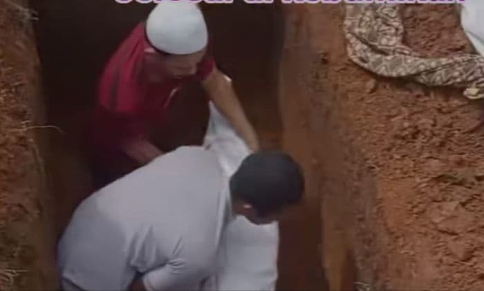jenazah_ibu_dan_anak_tewas_disambar_ka_di_sergai_dimakamkan_satu_liang_lahat_