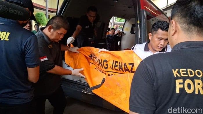 kebakaran_glodok_plaza_14_kantong_jenazah_masuk_rs_polri