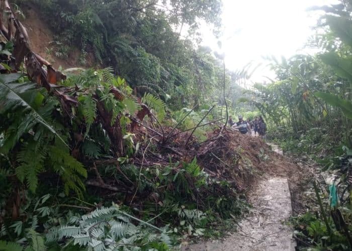 longsor_di_stm_hilir_deli_serdang_menutup_akses_jalan