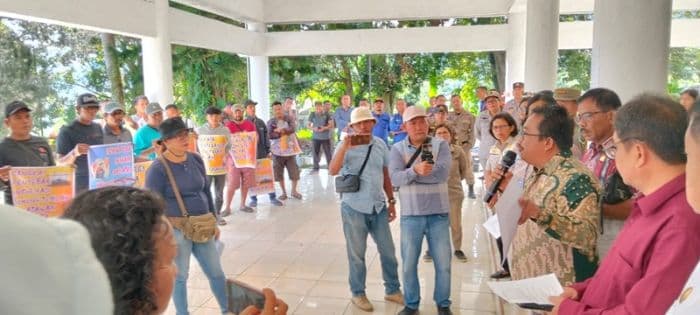 massa_pertanyakan_keterlibatan_anggota_dprd_toba_dalam_kasus_penculikan