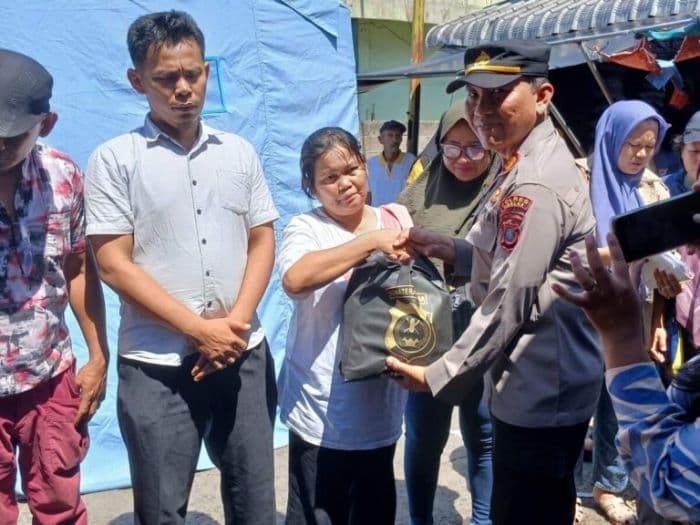 polres_sibolga_beri_bansos_ke_korban_kebakaran_pasar_sibolga_nauli