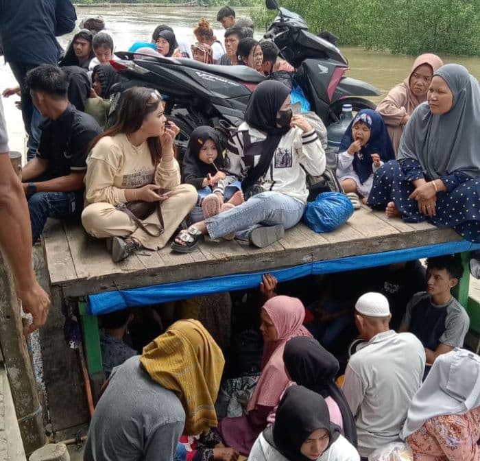 dermaga_penyeberangan_antar_pulau_di_langkat_dipadati_pemudik