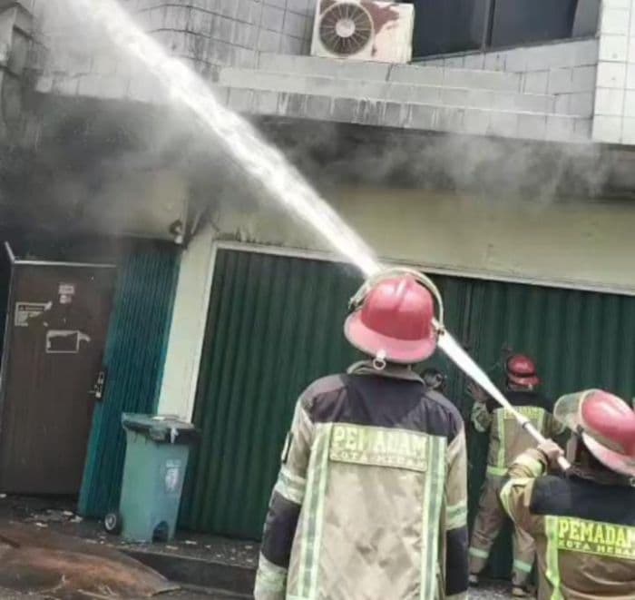 diduga_korslet_ruko_tiga_lantai_di_komplek_millenium_plaza_terbakar