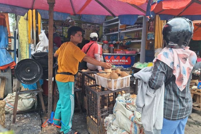 h1_idulfitri_ratusan_buah_kelapa_terjual_di_medan