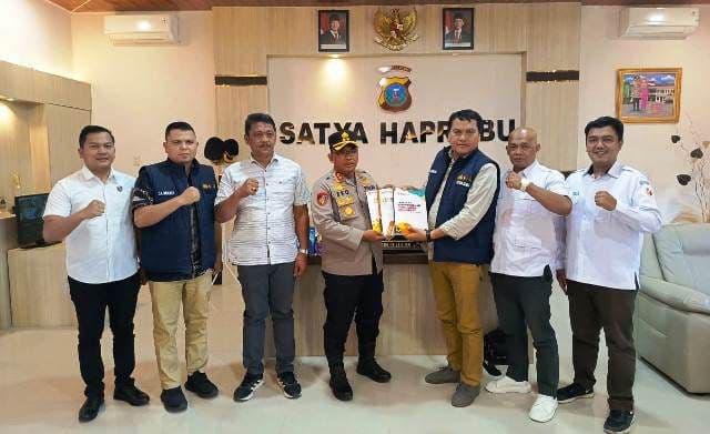 bawaslu_karo_beri_piagam_penghargaan_bentuk_laporan_kegiatan_tanggung_jawab