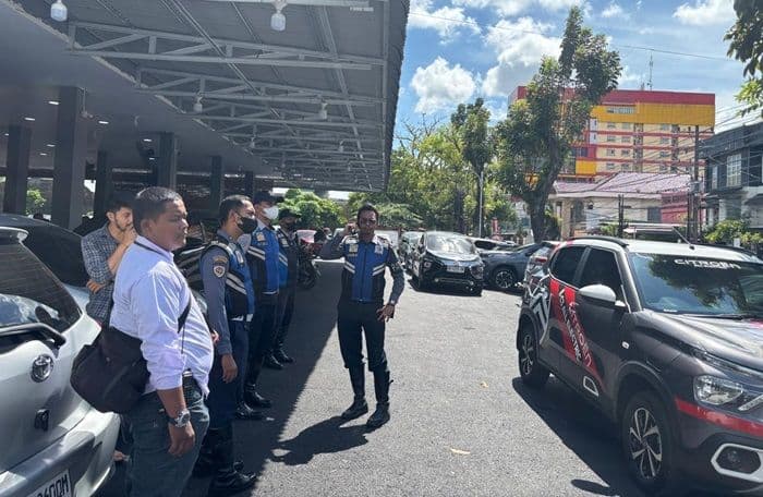 dishub_medan_tegur_pengelola_dara_kupi_yang_gunakan_trotoar_untuk_parkir