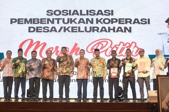 menkop_serahkan_29_akta_pendirian_koperasi_merah_putih_untuk_batu_bara